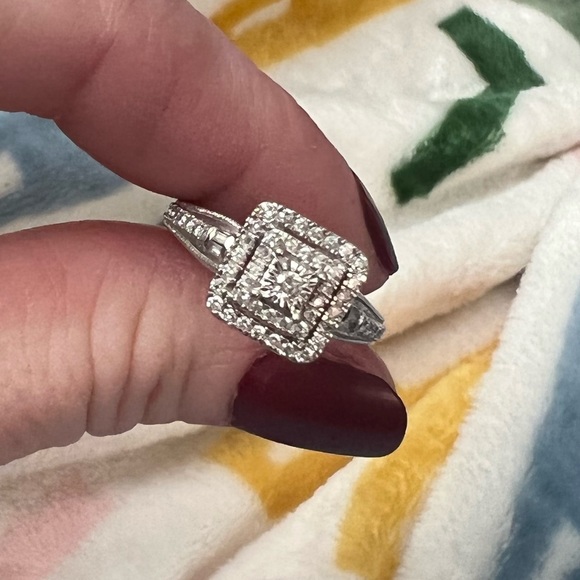 1 carat Diamond Engagement Ring - Picture 1 of 5